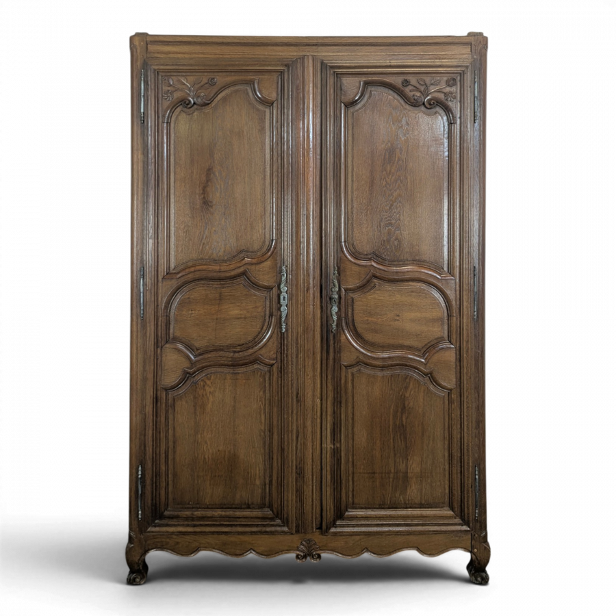 Armoire en chêne massif de style Louis XV
