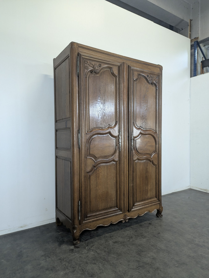 Armoire en chêne massif de style Louis XV