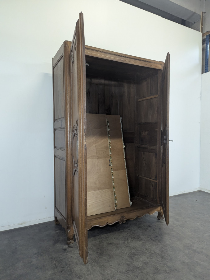 Armoire en chêne massif de style Louis XV