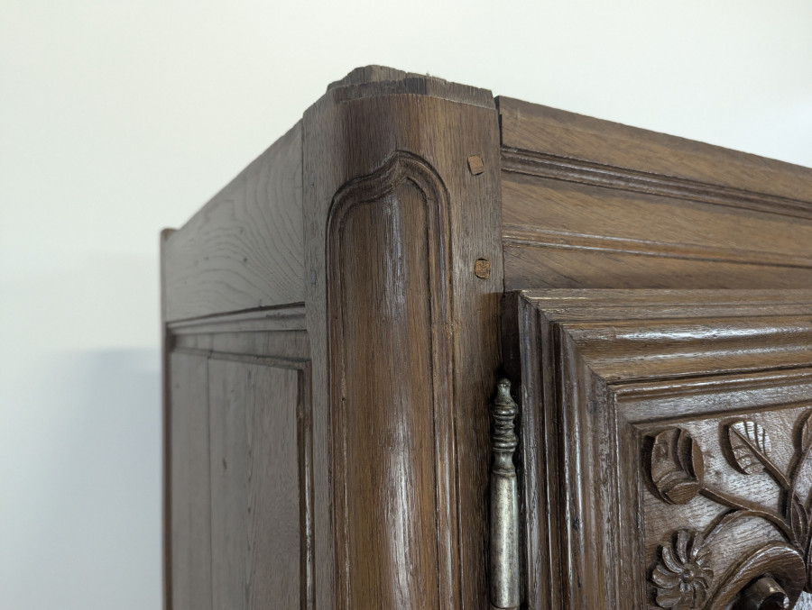 Armoire en chêne massif de style Louis XV