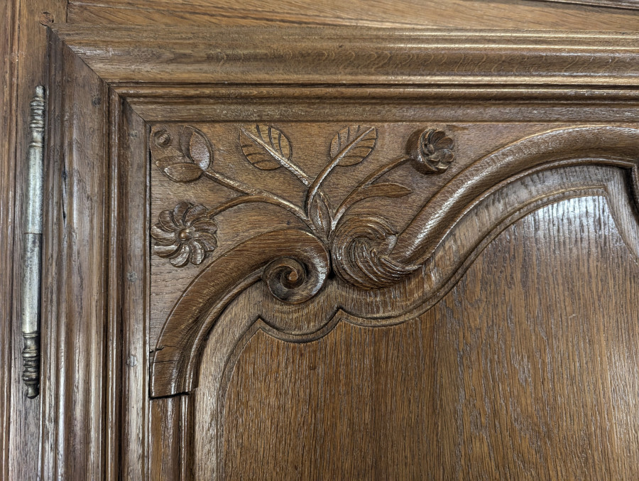 Armoire en chêne massif de style Louis XV