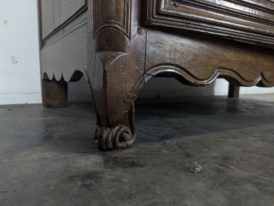 Armoire en chêne massif de style Louis XV