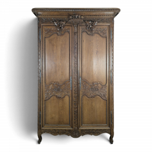 Armoire normande en chêne sculpté au panier fleuri XIXe