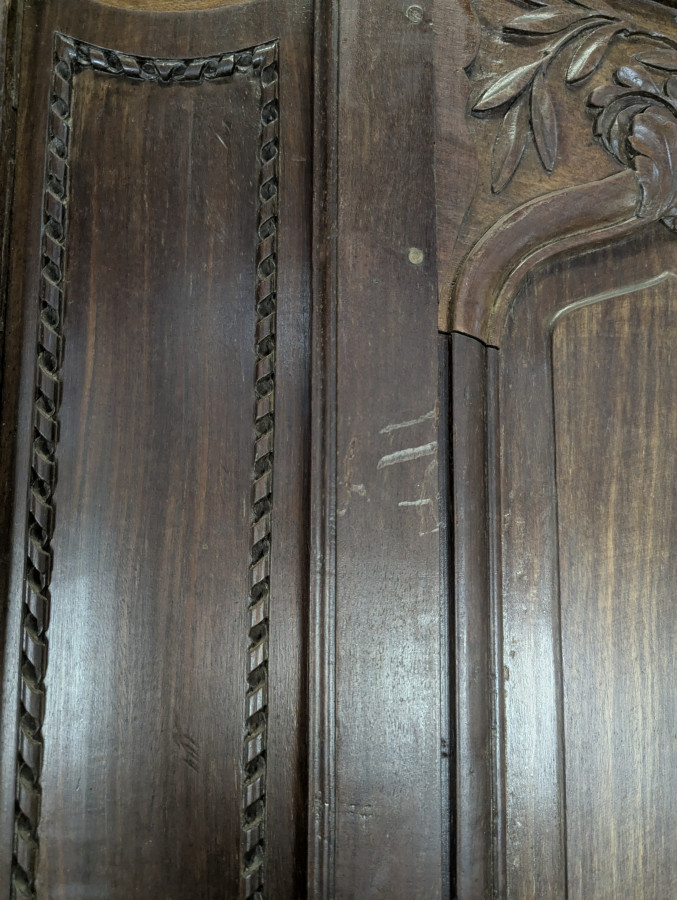Armoire Louis XV en chêne à chapeau de gendarme et quatre tiroirs