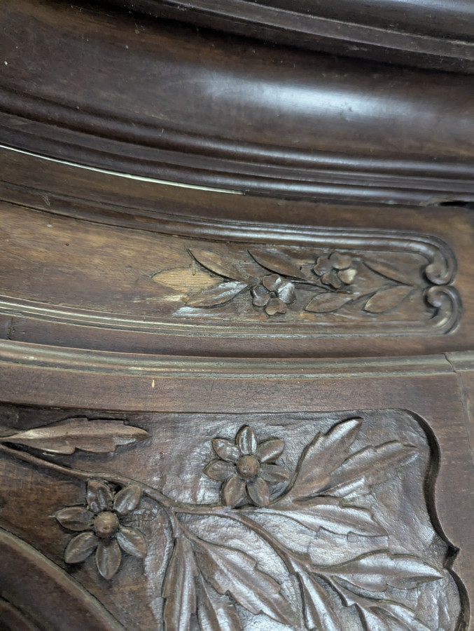 Armoire Louis XV en chêne à chapeau de gendarme et quatre tiroirs