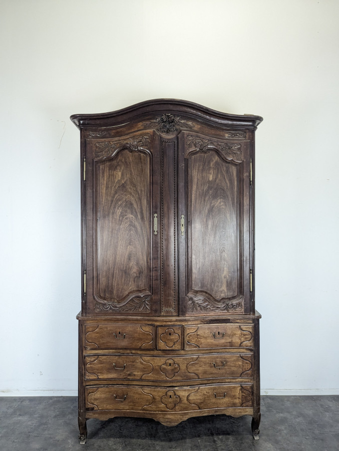 Armoire Louis XV en chêne à chapeau de gendarme et quatre tiroirs