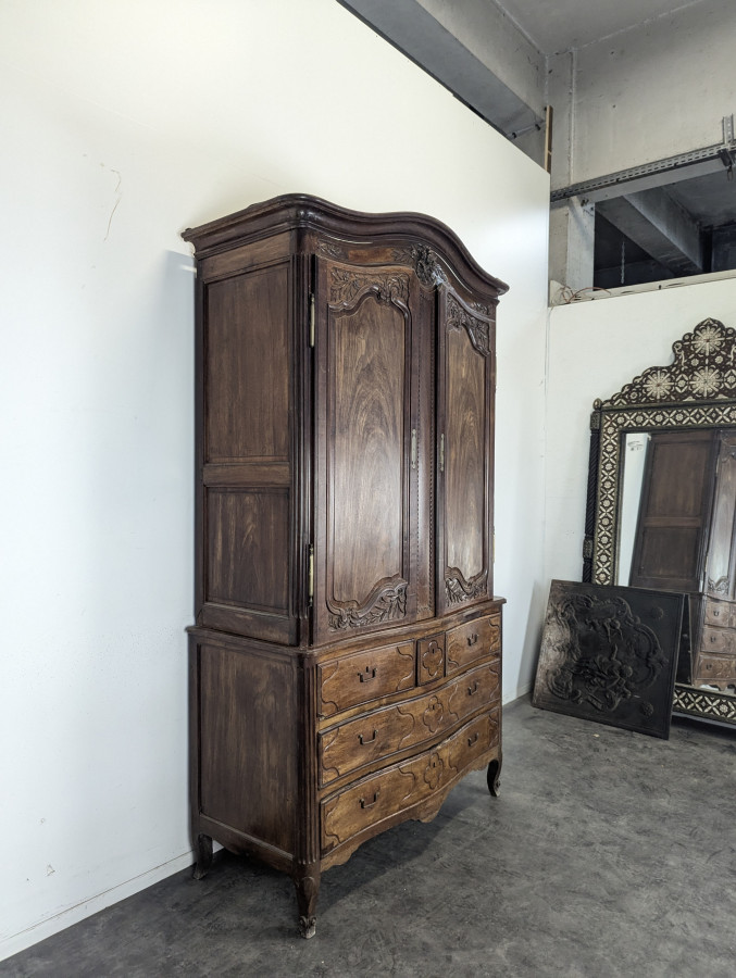 Armoire Louis XV en chêne à chapeau de gendarme et quatre tiroirs