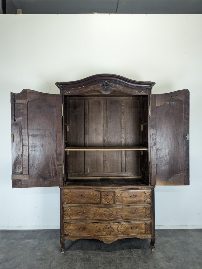 Armoire Louis XV en chêne à chapeau de gendarme et quatre tiroirs
