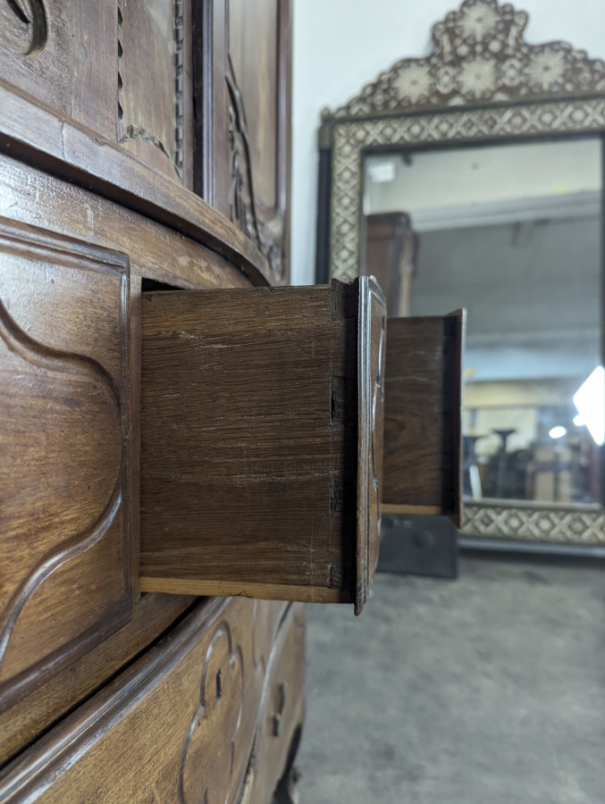 Armoire Louis XV en chêne à chapeau de gendarme et quatre tiroirs