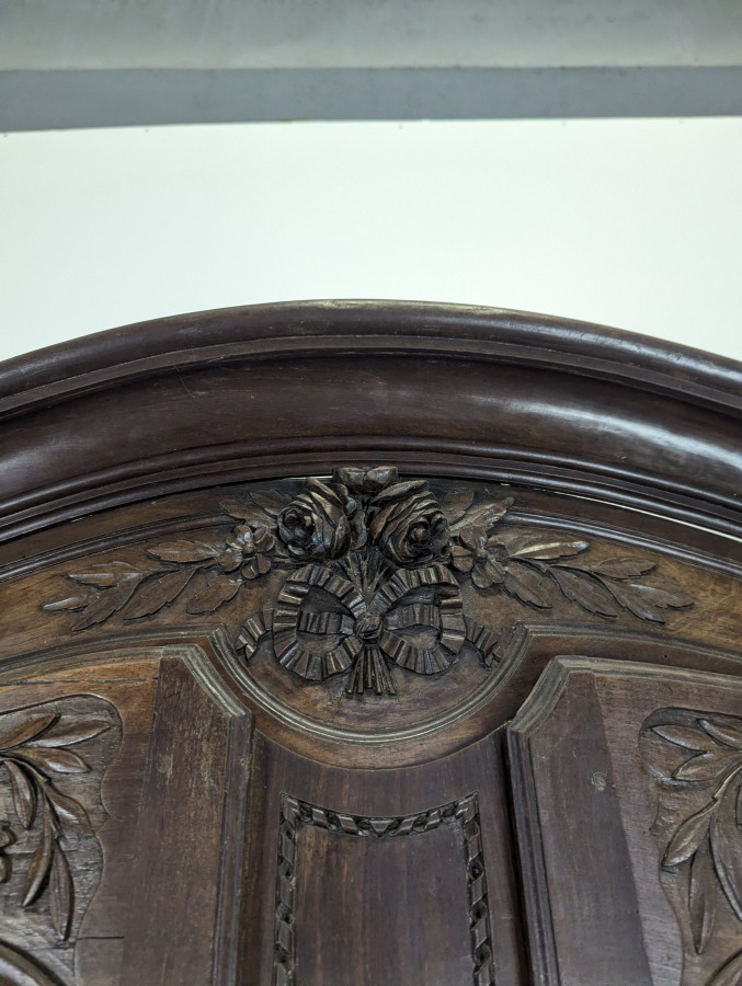 Armoire Louis XV en chêne à chapeau de gendarme et quatre tiroirs