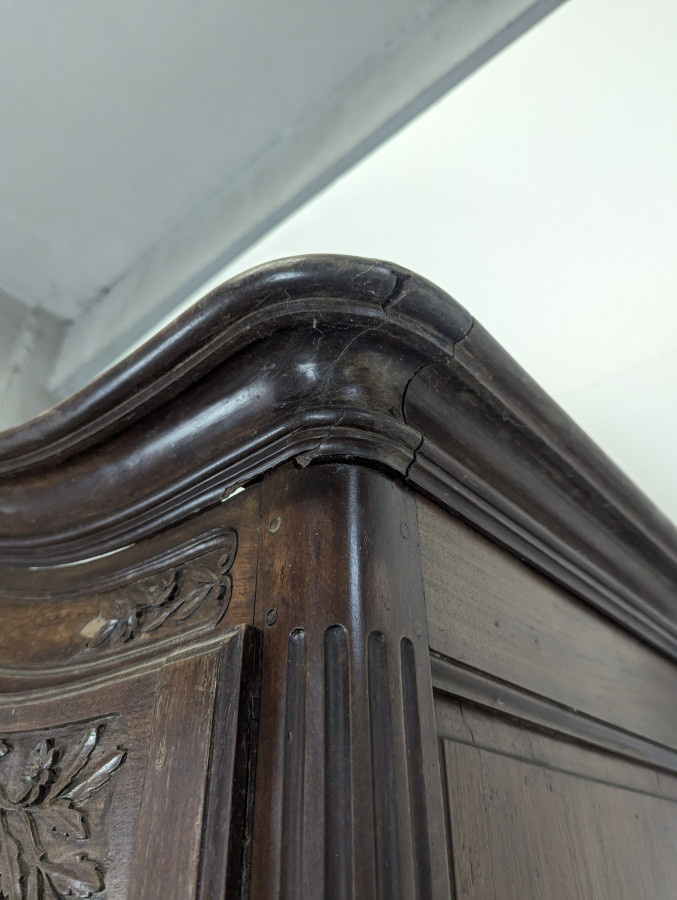Armoire Louis XV en chêne à chapeau de gendarme et quatre tiroirs