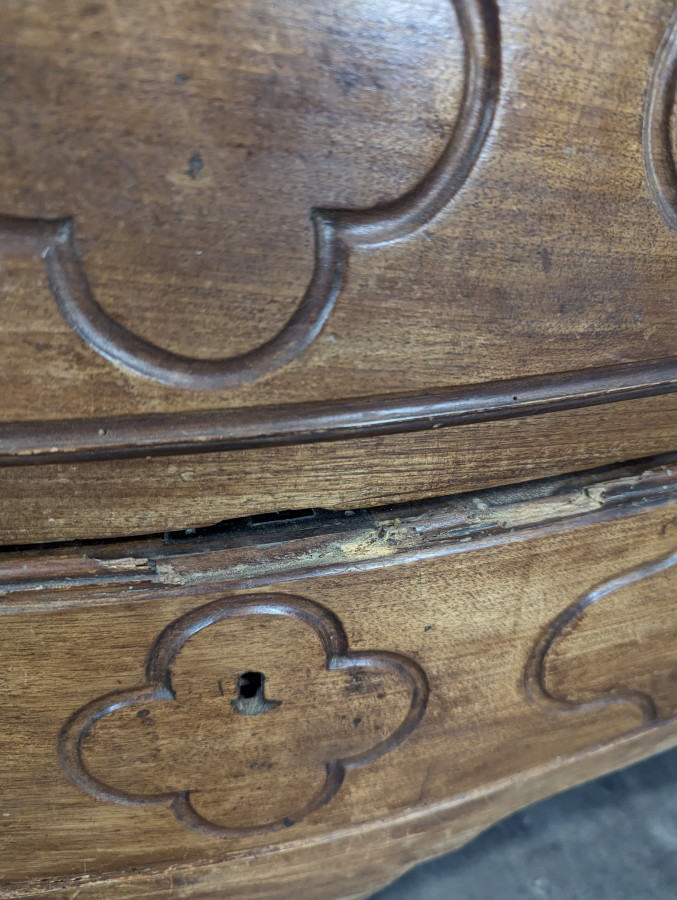 Armoire Louis XV en chêne à chapeau de gendarme et quatre tiroirs