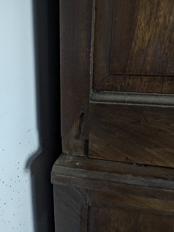Armoire Louis XV en chêne à chapeau de gendarme et quatre tiroirs