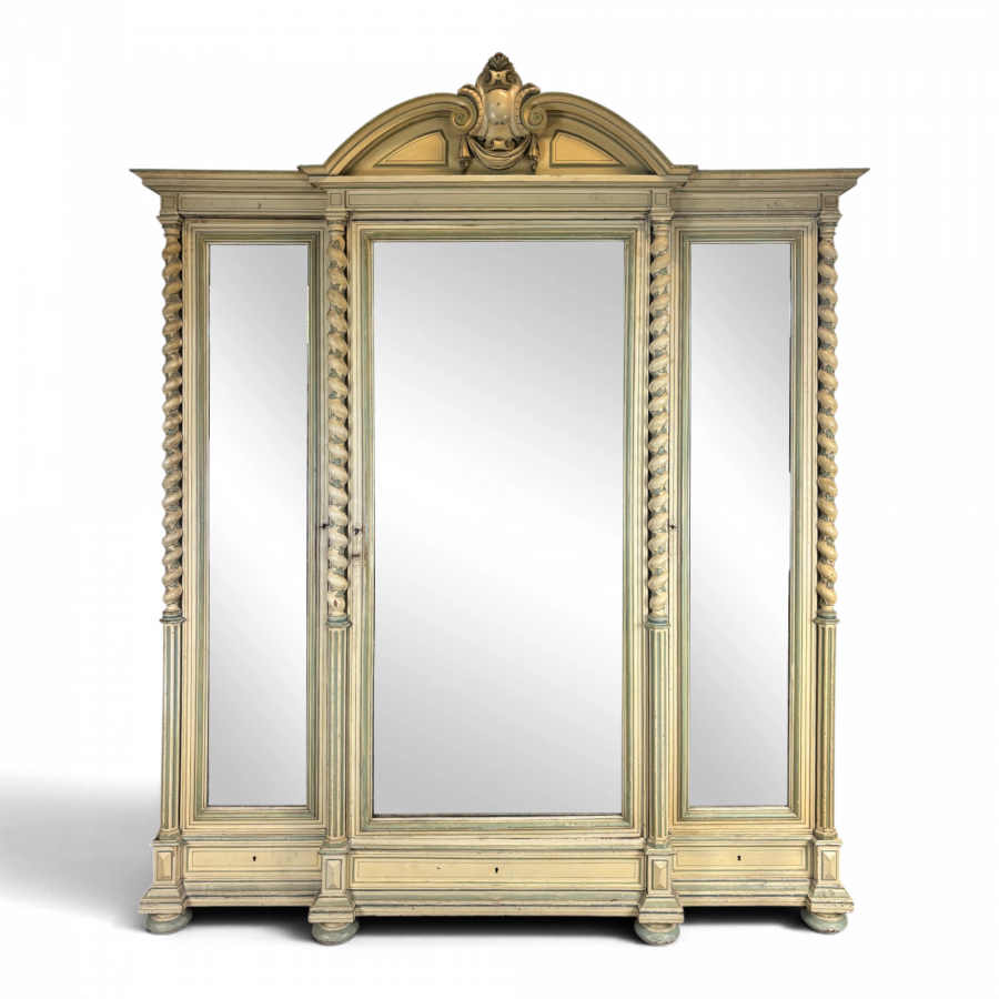 Grande armoire trois portes époque Napoléon III laquée rechampie à colonnes torses