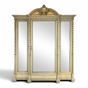 Grande armoire trois portes époque Napoléon III laquée rechampie à colonnes torses