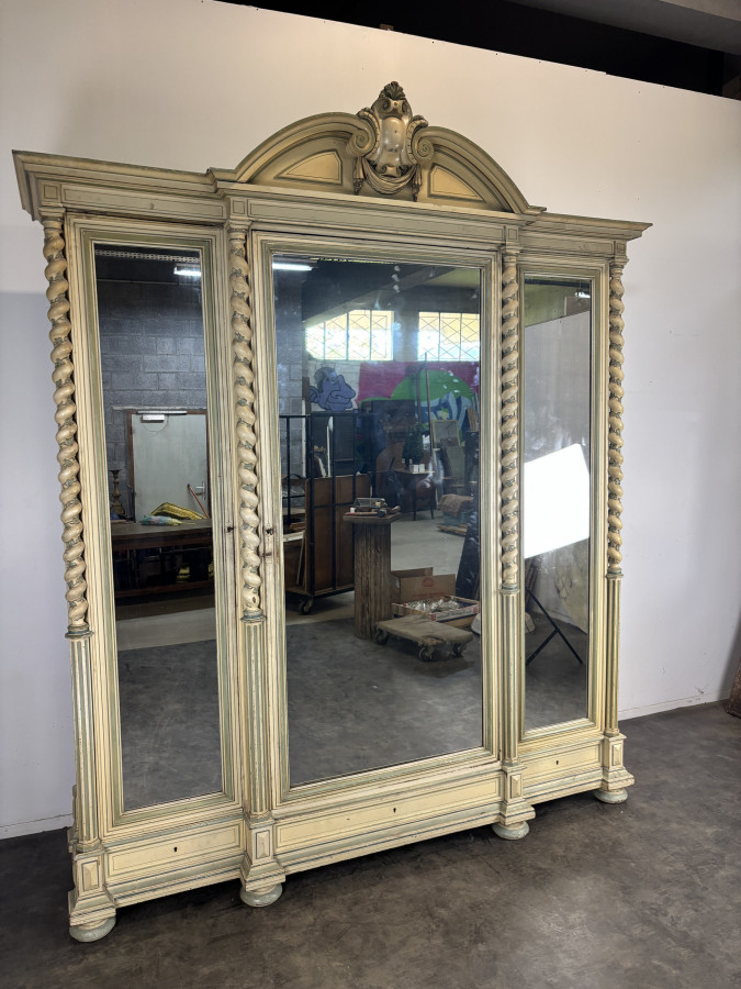 Grande armoire trois portes époque Napoléon III laquée rechampie à colonnes torses