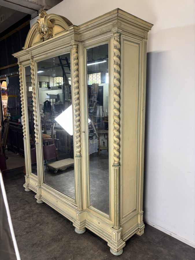 Grande armoire trois portes époque Napoléon III laquée rechampie à colonnes torses