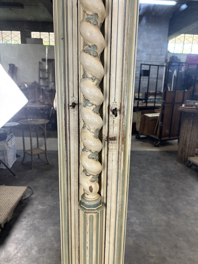 Grande armoire trois portes époque Napoléon III laquée rechampie à colonnes torses