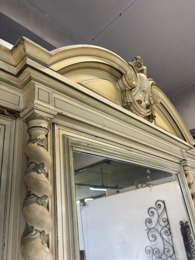 Grande armoire trois portes époque Napoléon III laquée rechampie à colonnes torses