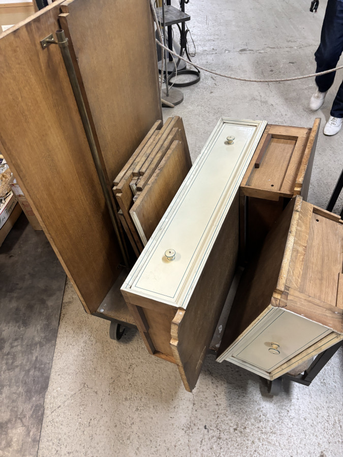 Grande armoire trois portes époque Napoléon III laquée rechampie à colonnes torses