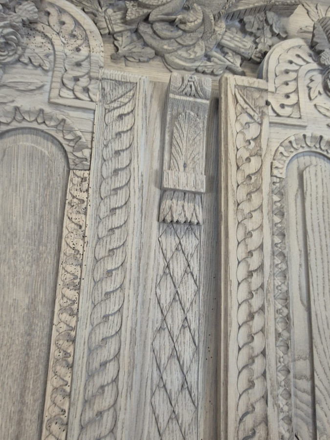 Armoire de mariage normande en chêne décapé, fronton aux colombes