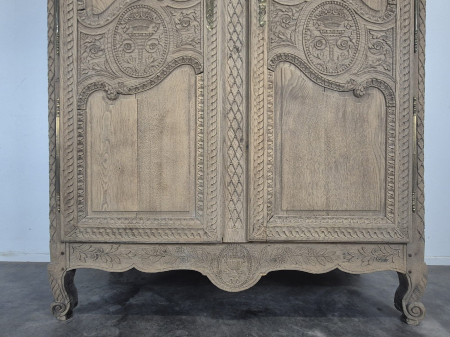 Armoire de mariage normande en chêne décapé, fronton aux colombes