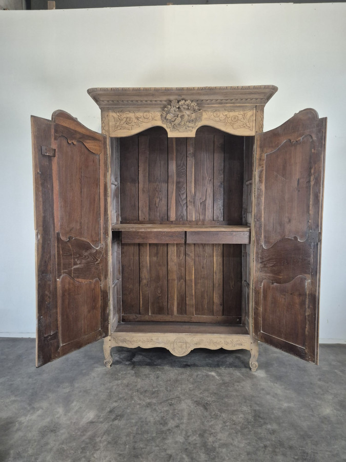 Armoire de mariage normande en chêne décapé, fronton aux colombes