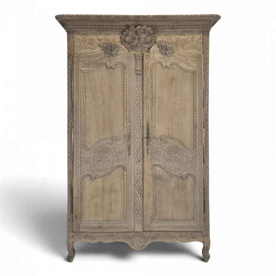 Armoire de mariage normande en chêne décapé, fronton aux colombes