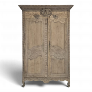 Armoire de mariage normande en chêne décapé, fronton aux colombes