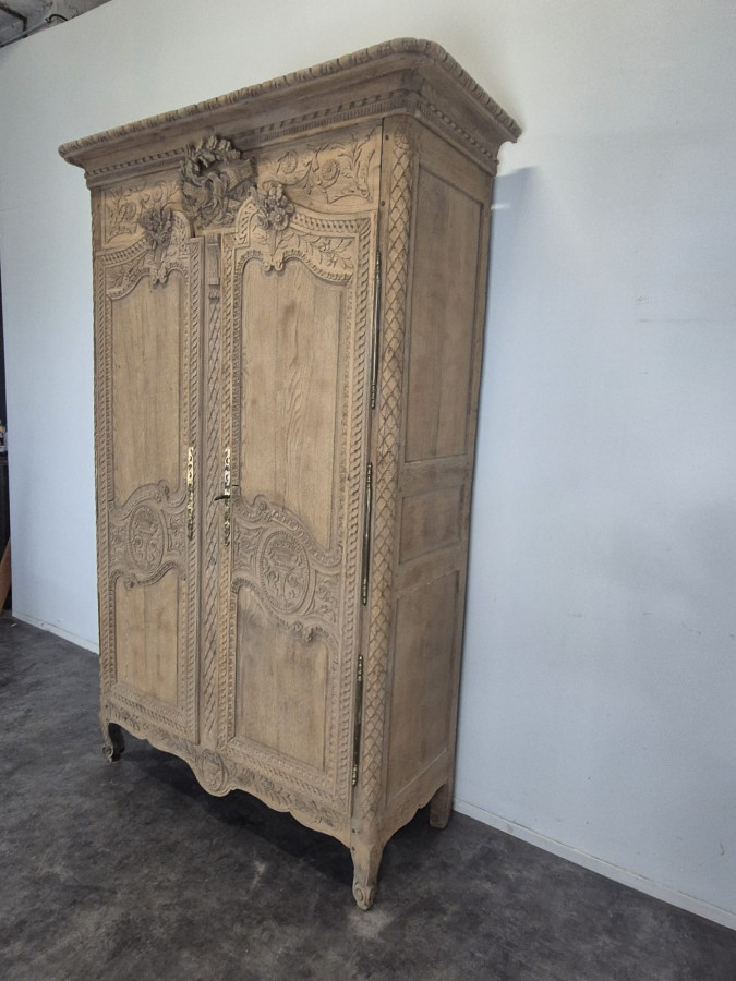 Armoire de mariage normande en chêne décapé, fronton aux colombes