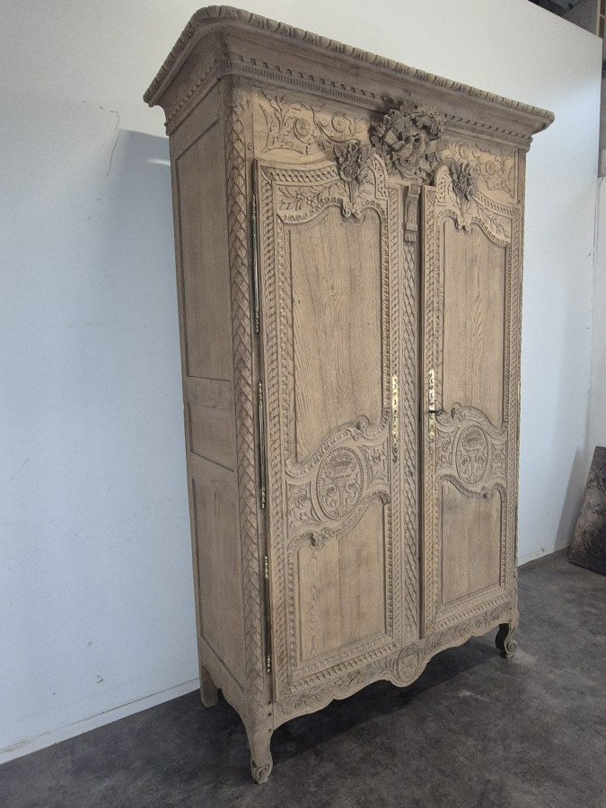 Armoire de mariage normande en chêne décapé, fronton aux colombes