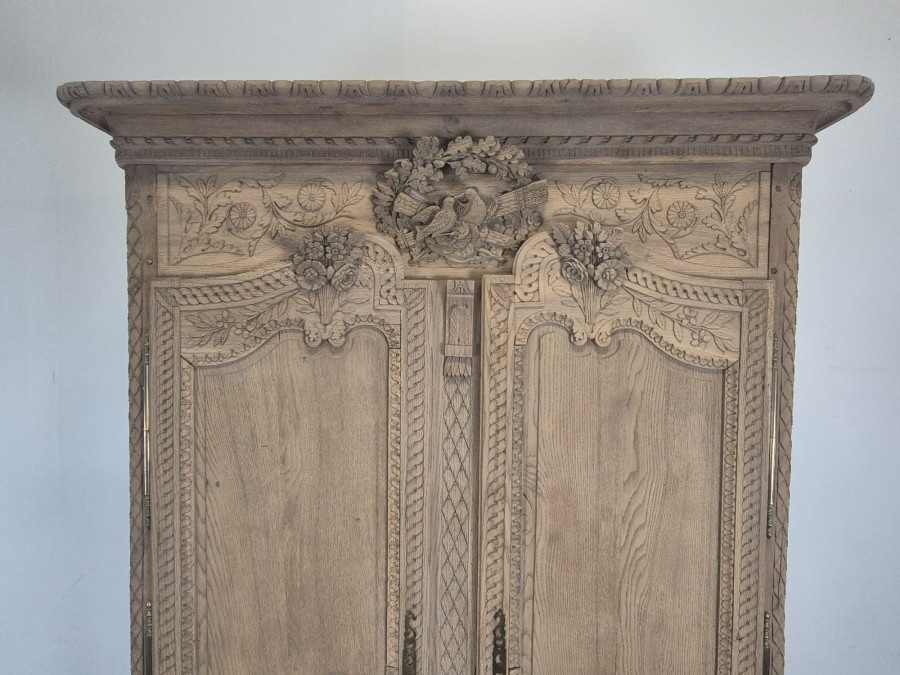 Armoire de mariage normande en chêne décapé, fronton aux colombes