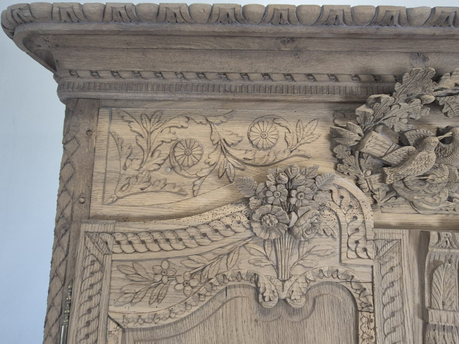 Armoire de mariage normande en chêne décapé, fronton aux colombes