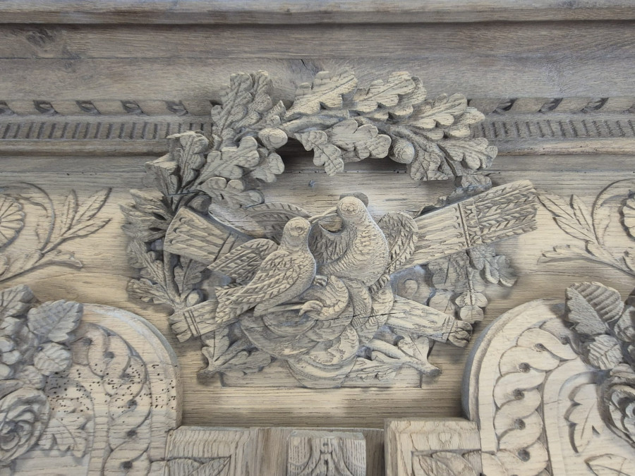 Armoire de mariage normande en chêne décapé, fronton aux colombes