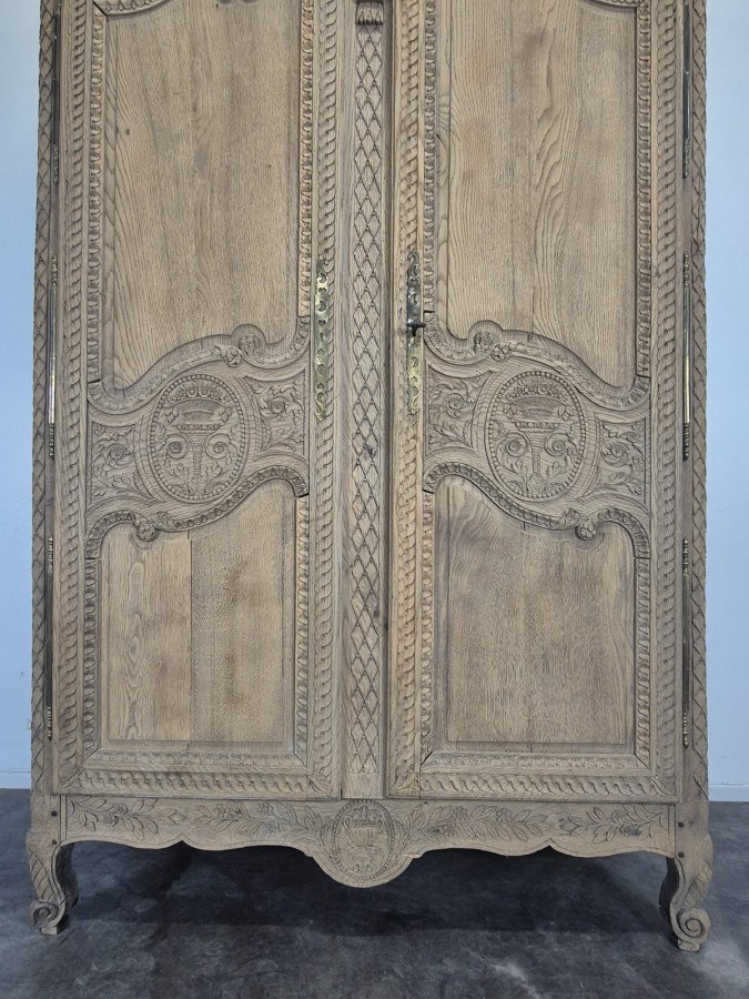 Armoire de mariage normande en chêne décapé, fronton aux colombes