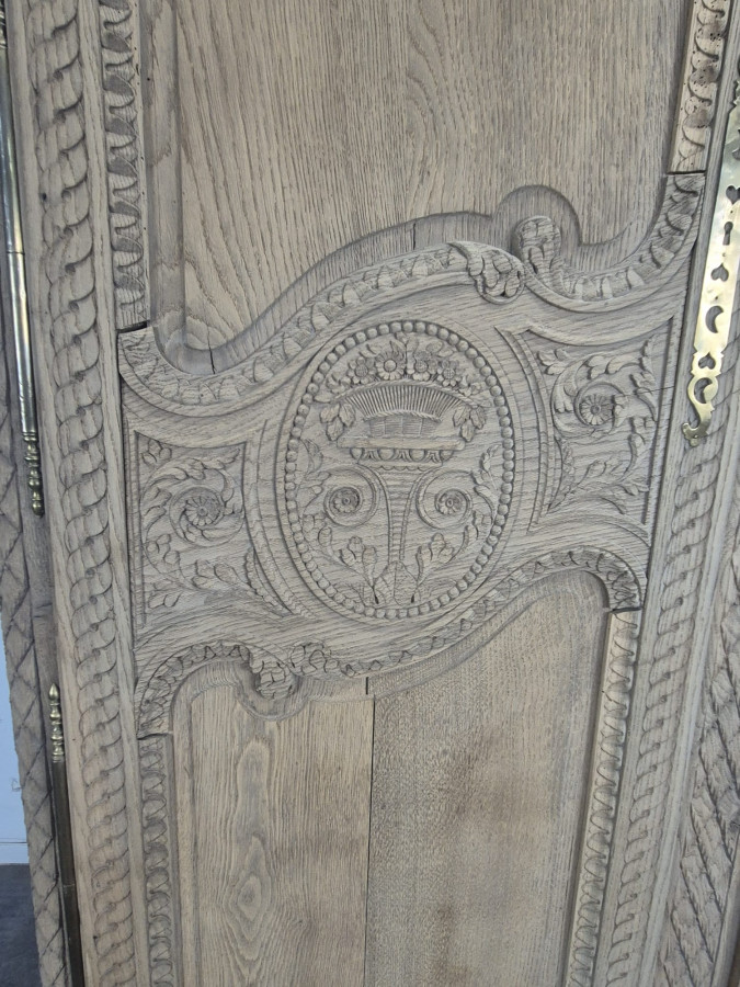 Armoire de mariage normande en chêne décapé, fronton aux colombes