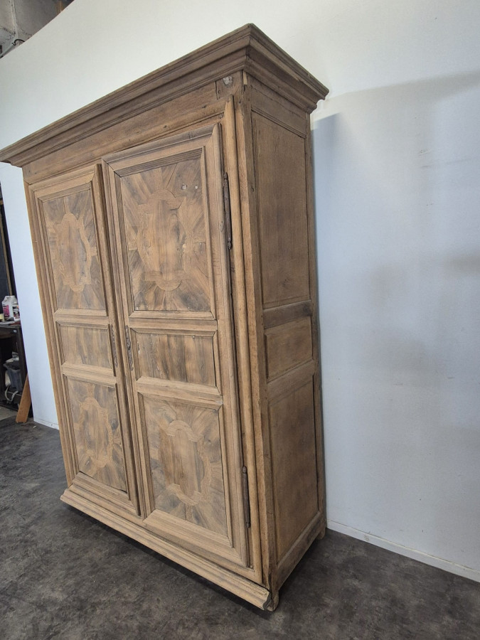 Armoire de château époque Louis XIV en chêne et placage de noyer rayonnant