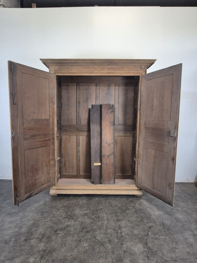 Armoire de château époque Louis XIV en chêne et placage de noyer rayonnant