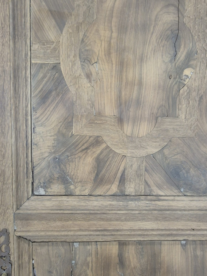 Armoire de château époque Louis XIV en chêne et placage de noyer rayonnant