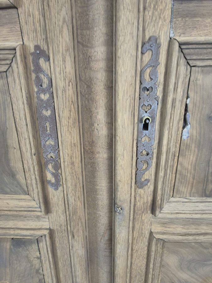 Armoire de château époque Louis XIV en chêne et placage de noyer rayonnant
