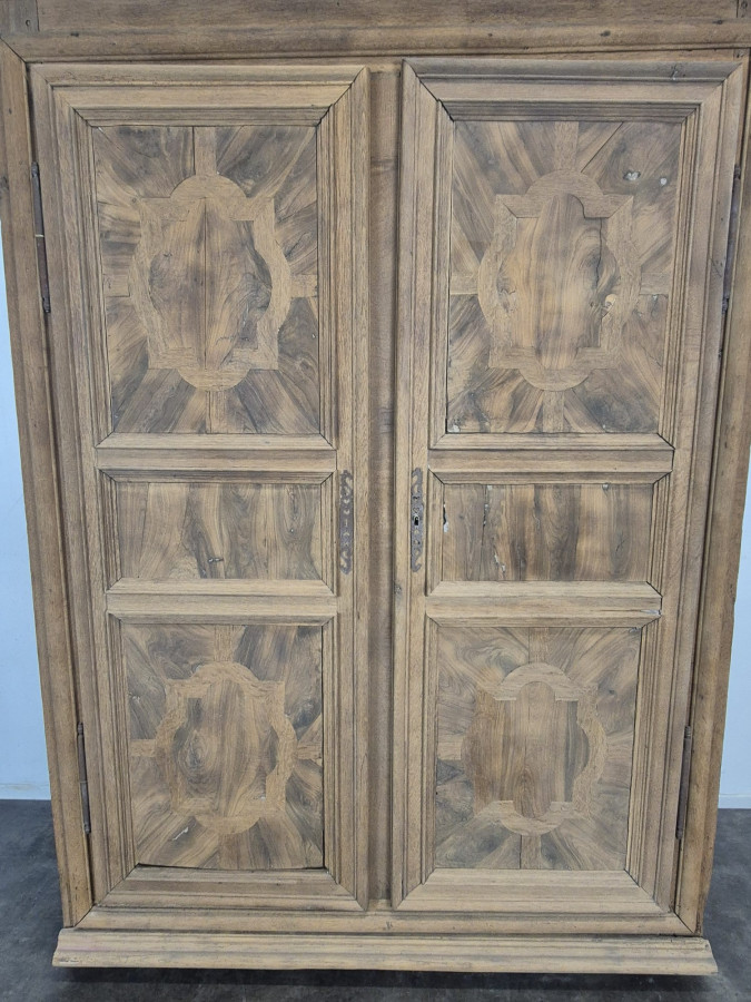 Armoire de château époque Louis XIV en chêne et placage de noyer rayonnant