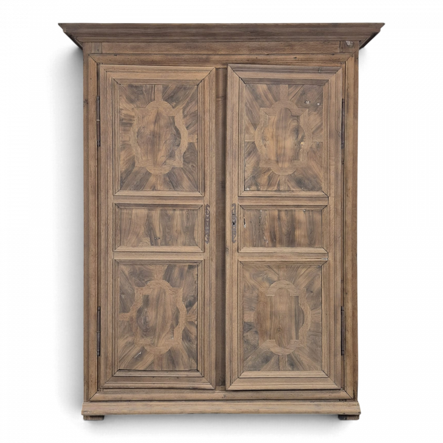 Armoire de château époque Louis XIV en chêne et placage de noyer rayonnant