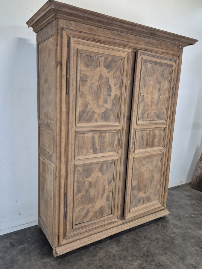 Armoire de château époque Louis XIV en chêne et placage de noyer rayonnant