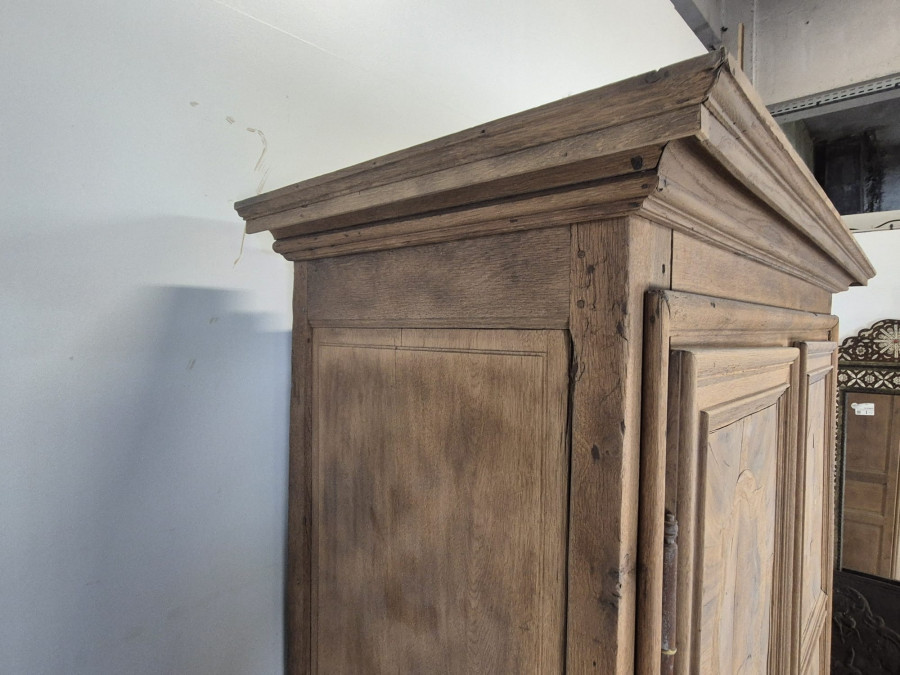 Armoire de château époque Louis XIV en chêne et placage de noyer rayonnant