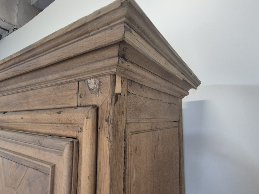 Armoire de château époque Louis XIV en chêne et placage de noyer rayonnant