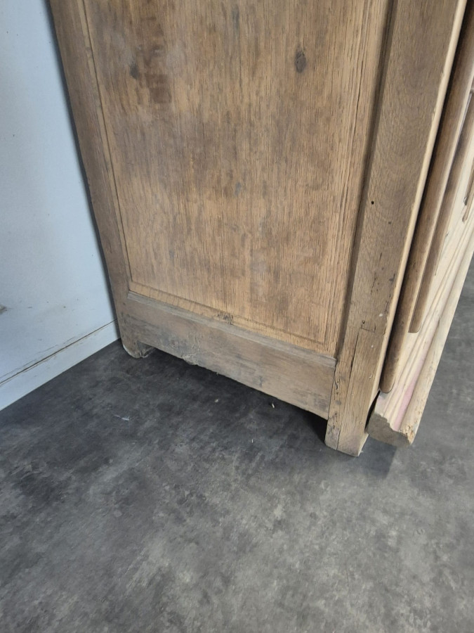 Armoire de château époque Louis XIV en chêne et placage de noyer rayonnant