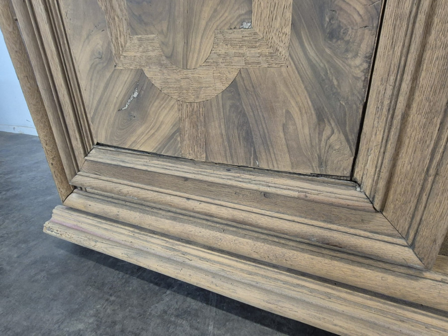 Armoire de château époque Louis XIV en chêne et placage de noyer rayonnant