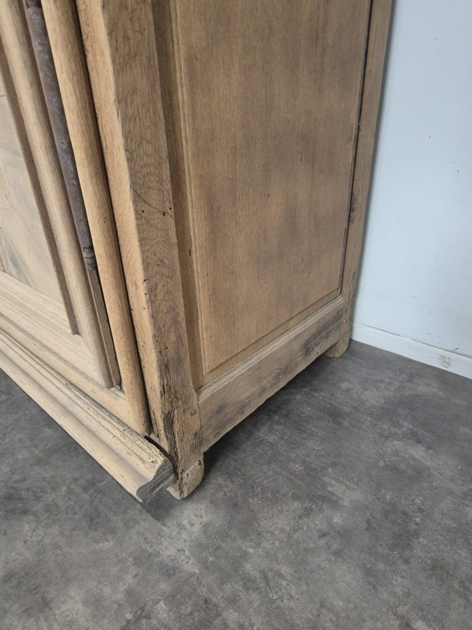 Armoire de château époque Louis XIV en chêne et placage de noyer rayonnant