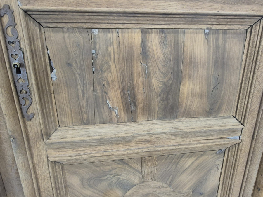 Armoire de château époque Louis XIV en chêne et placage de noyer rayonnant