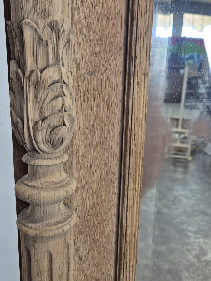 Armoire à glace de style Louis XVI en chêne décapé
